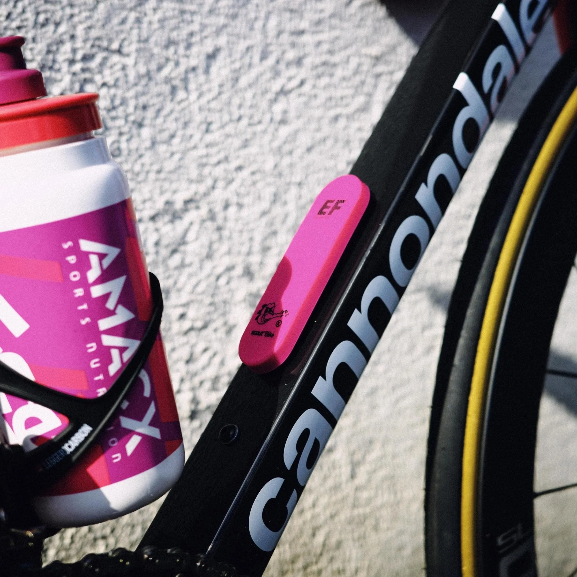 Alarm rowerowy i lokalizator KNOG SCOUT Limited Edition E.F. Pro Cycling Pink - Image 4