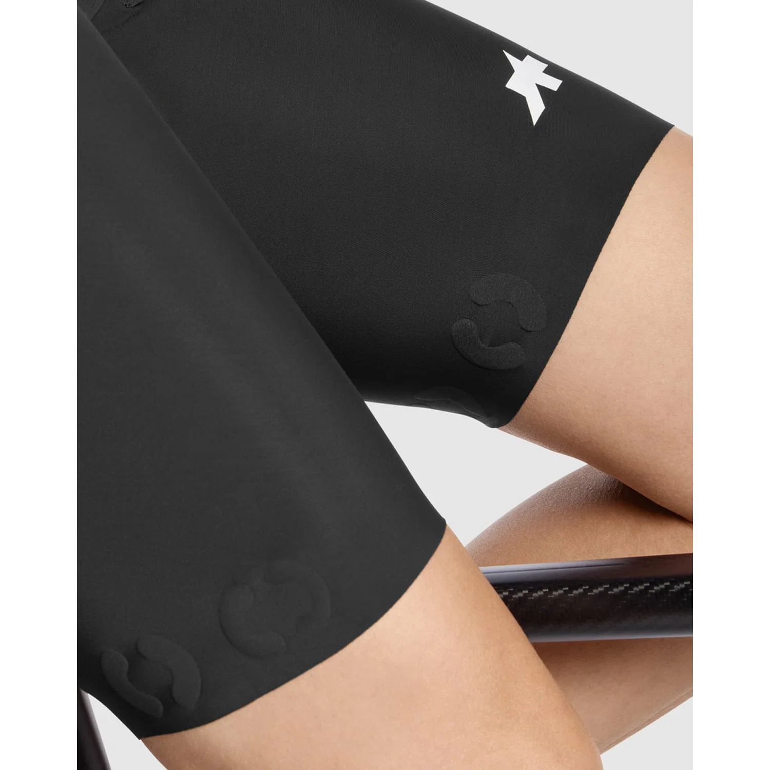 ASSOS DYORA R S11 damska czarna koszulka na szelkach - Image 9
