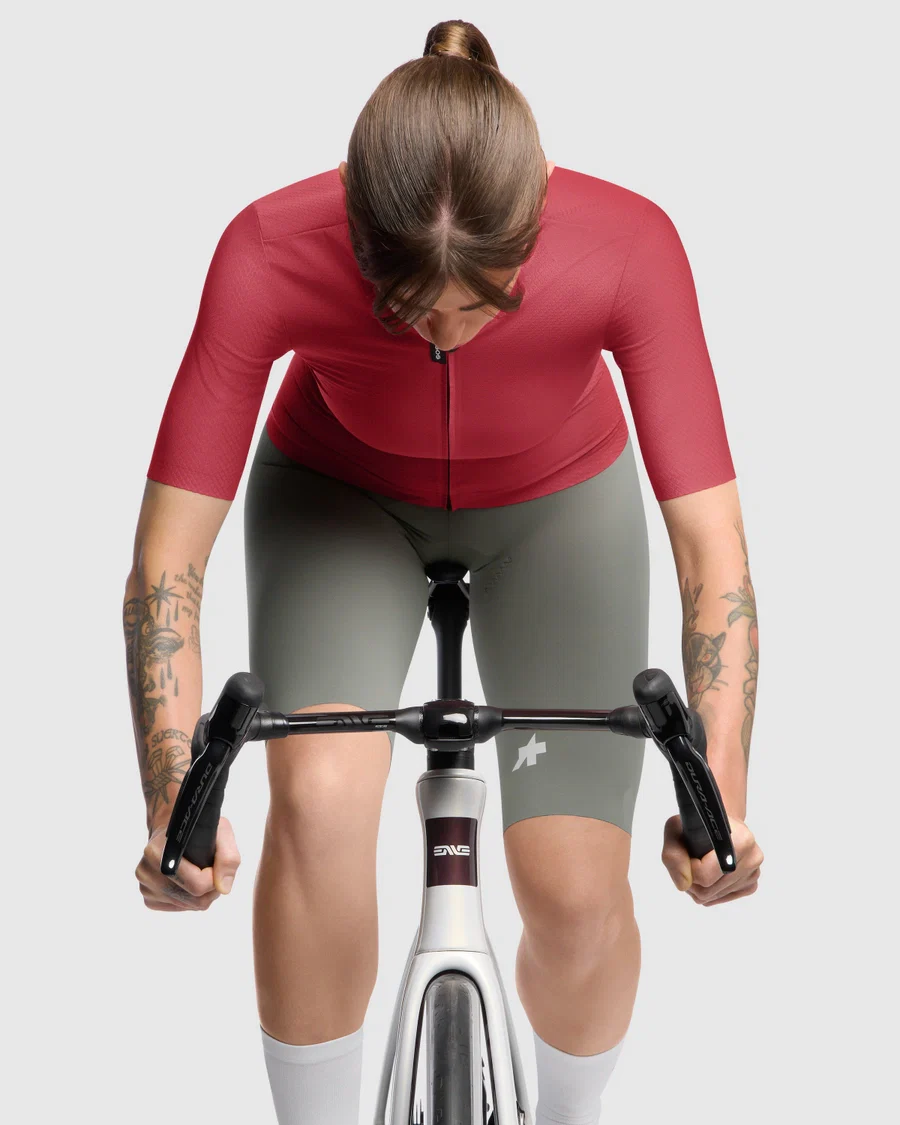 ASSOS DYORA R S11 Damska koszulka z krótkim rękawem Berry - Image 4
