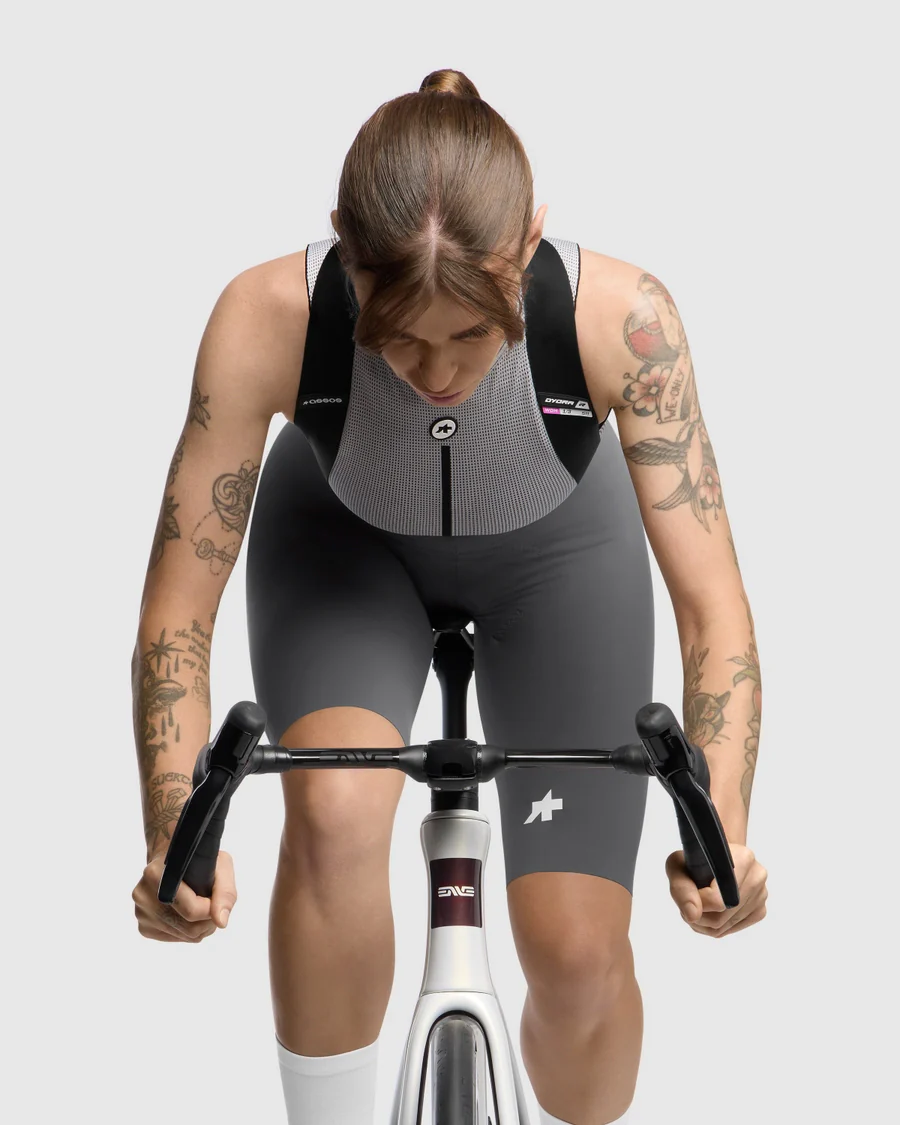 ASSOS DYORA R S11 damskie szare spodenki na szelkach - Image 5