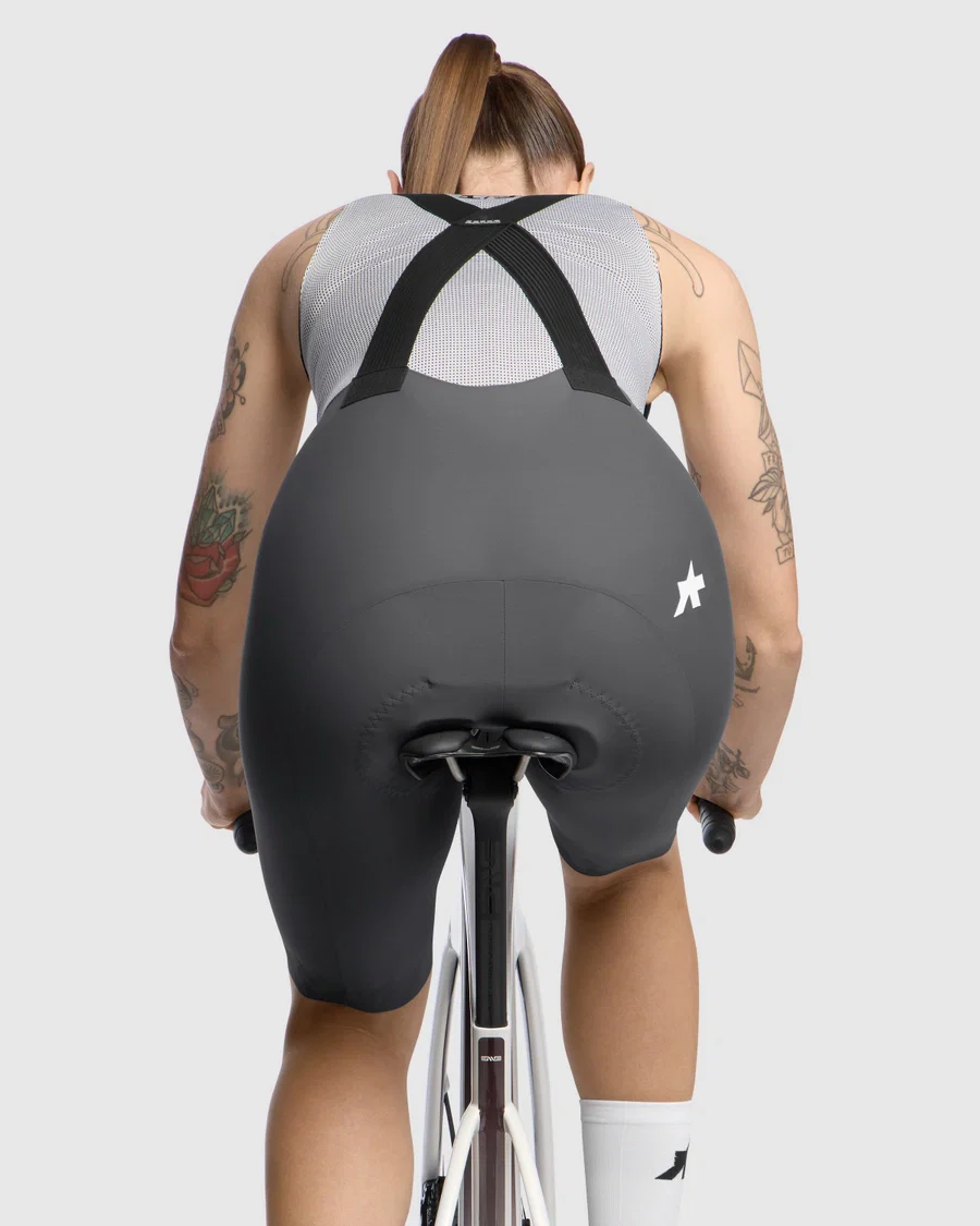 ASSOS DYORA R S11 damskie szare spodenki na szelkach - Image 6