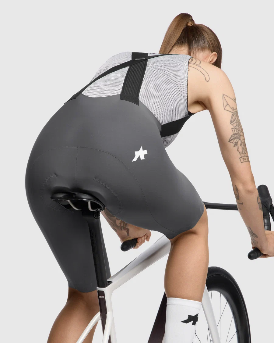 ASSOS DYORA R S11 damskie szare spodenki na szelkach - Image 7