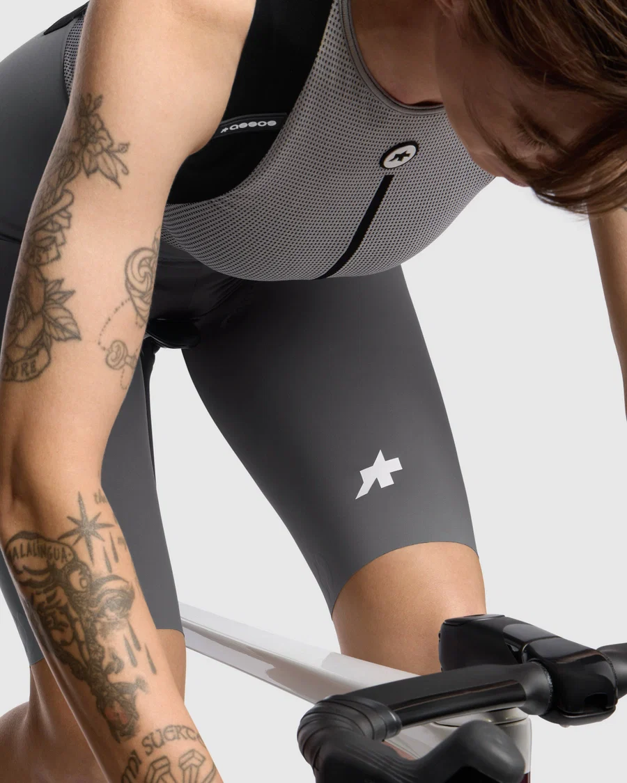 ASSOS DYORA R S11 damskie szare spodenki na szelkach - Image 8