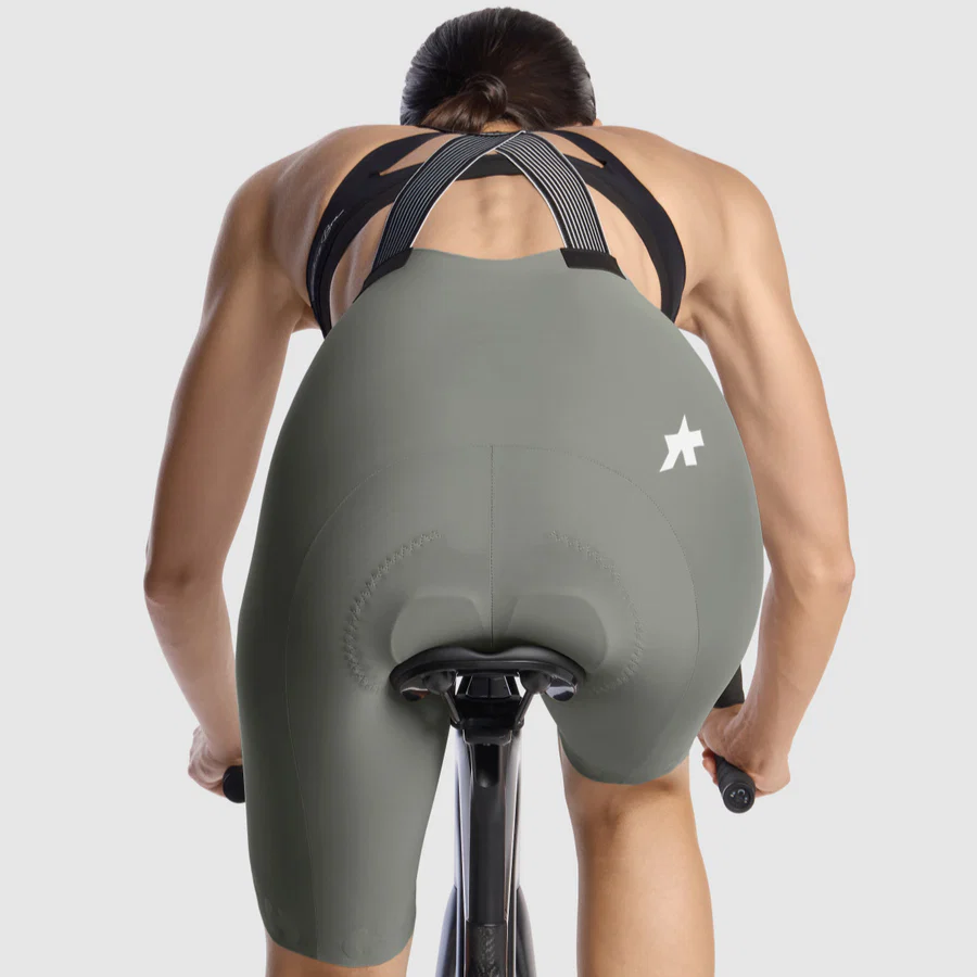 ASSOS DYORA R S11 Spodenki damskie w kolorze khaki - Image 6