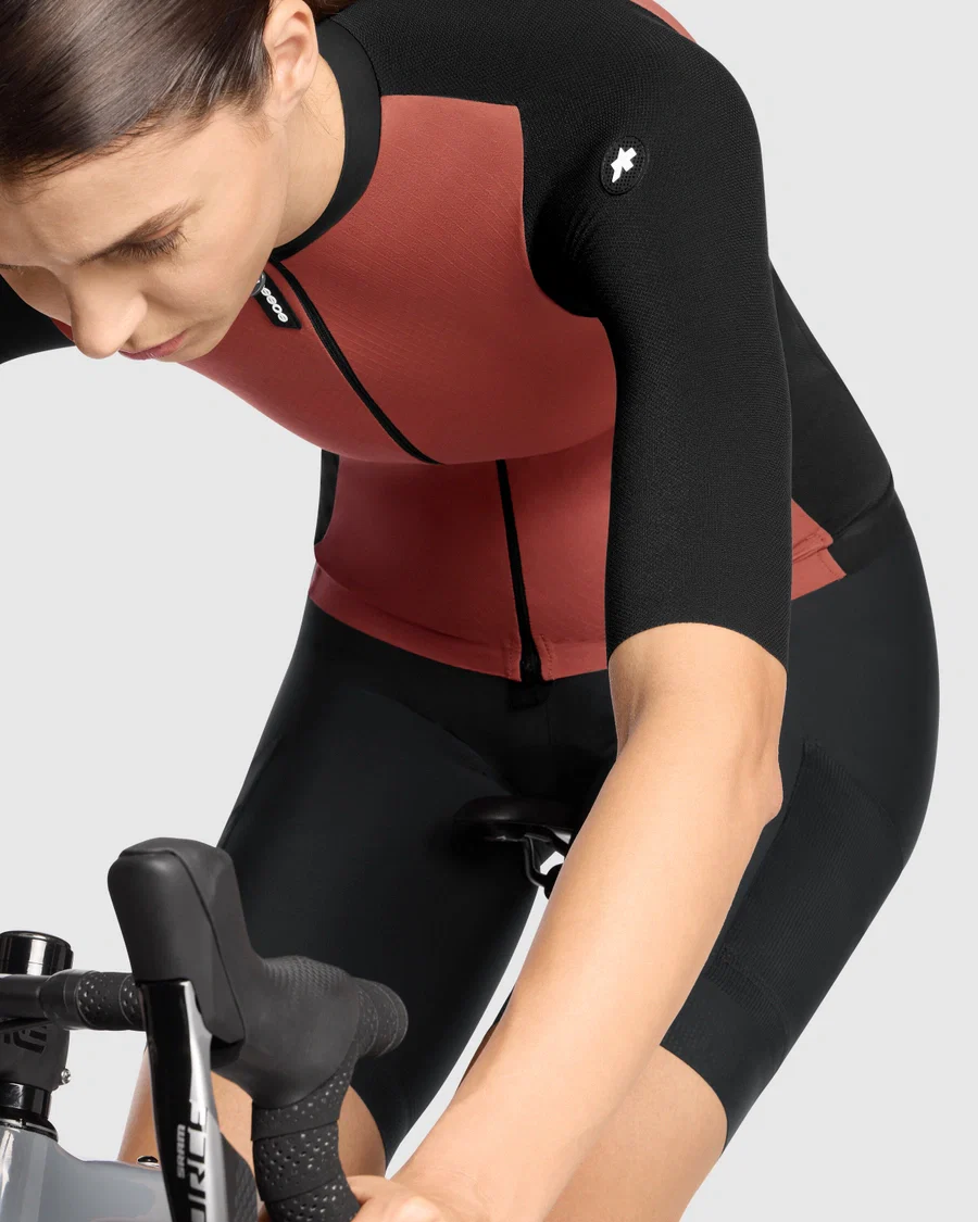 ASSOS TACTICA T5 damska koszulka z krótkim rękawem w kolorze spalonego brązu - Image 8