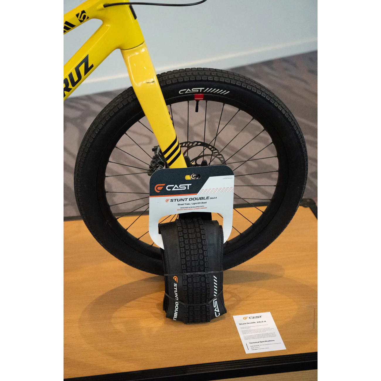 Czarna opona CAST STUNT DOUBLE 24x2.40 Tubeless Ready - Image 7