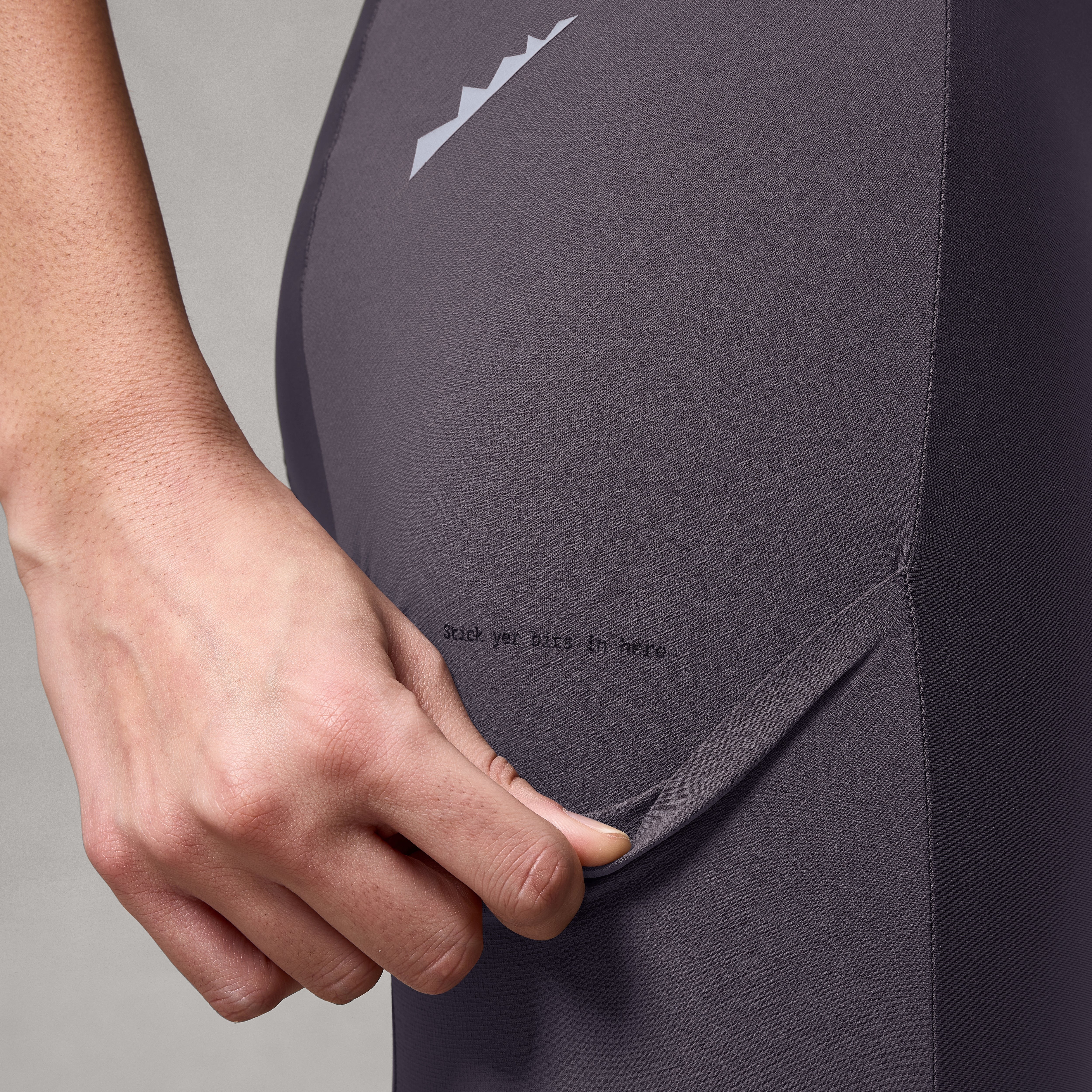 Damska koszulka ENDURA ALLTRACK RIDE Carbon Grey Bib Tight - Image 4
