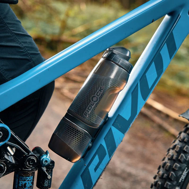 Zestaw bidon i koszyk na bidon FIDLOCK TWIST BIKE BASE 800 ml Smoked - Image 2