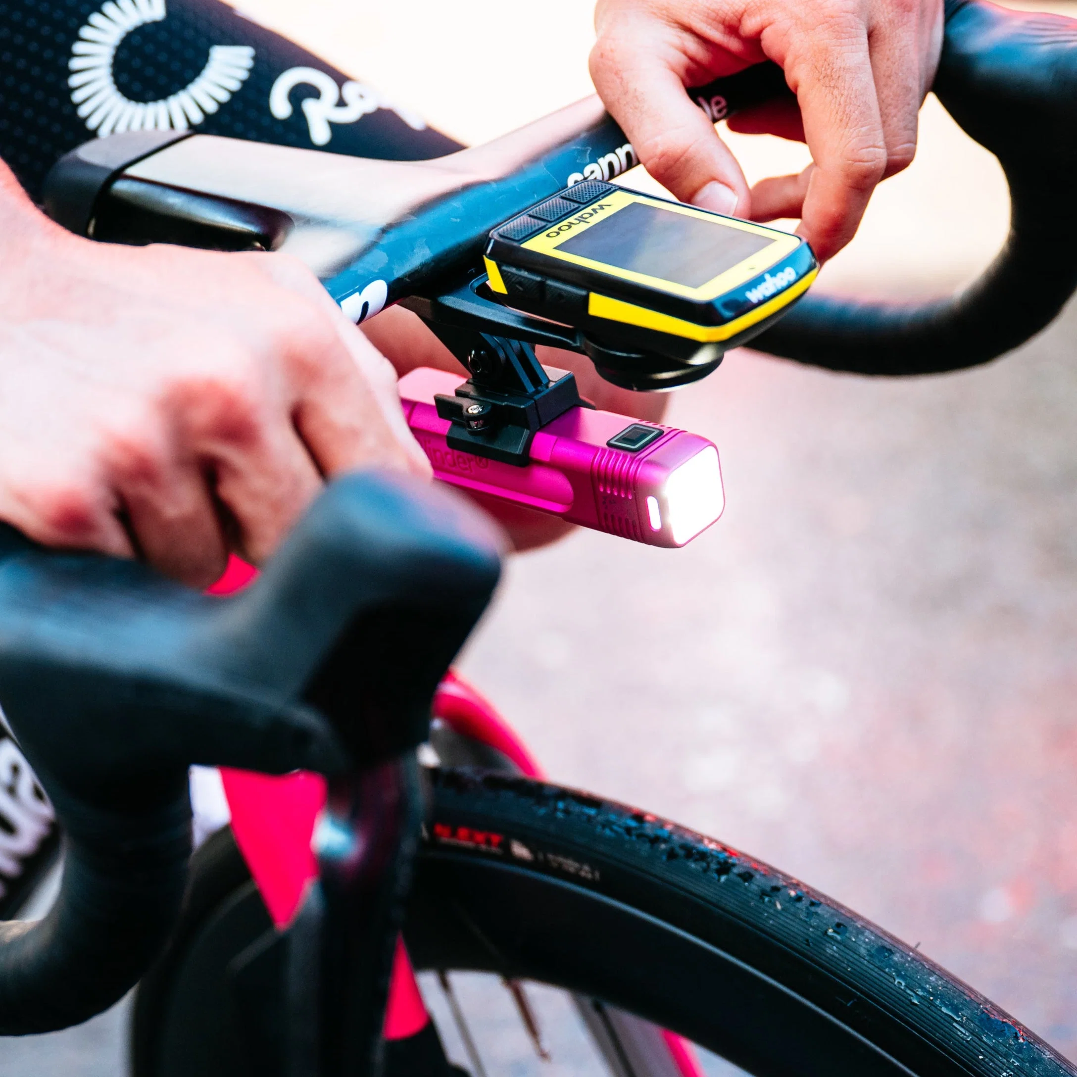 KNOG BLINDER PRO 900 Lampka przednia Limited Edition E.F. Pro Cycling Pink - Image 4