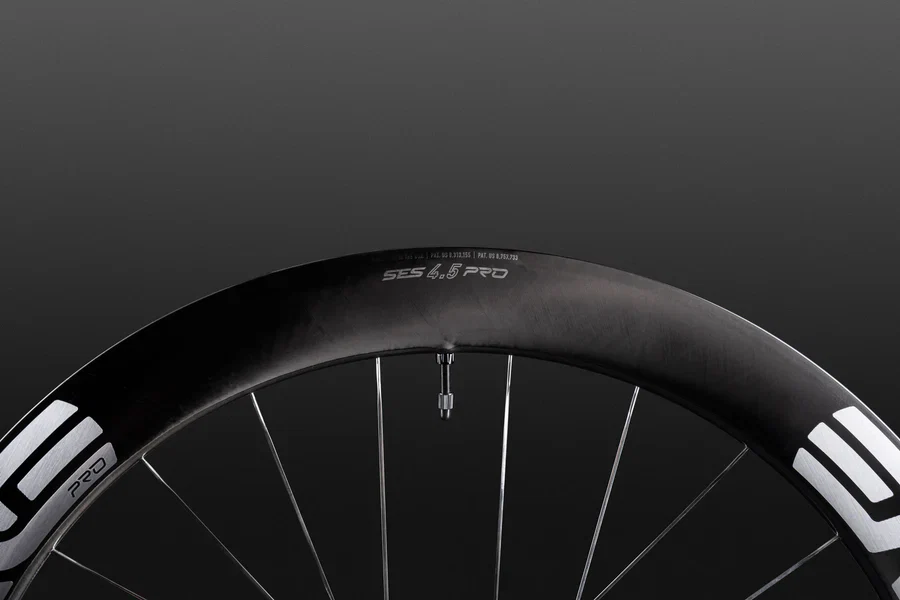 Koło tylne ENVE SES 4.5 PRO Tubeless Ready (Center Lock) czarne - Image 6