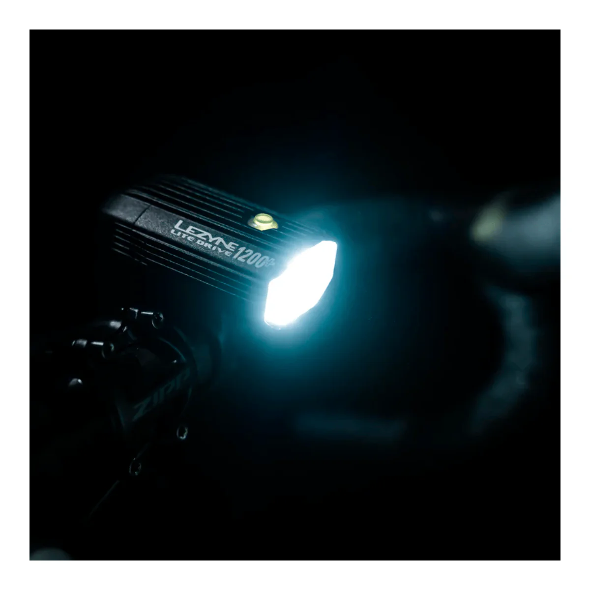 Lampka przednia LEZYNE LITE DRIVE 1200+ czarna - Image 7