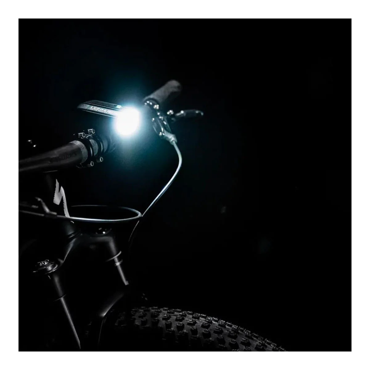 Lampka przednia LEZYNE MICRO DRIVE PRO 1000+ czarna - Image 4