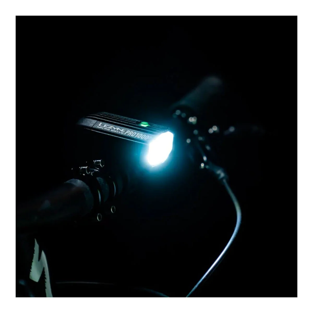 Lampka przednia LEZYNE MICRO DRIVE PRO 1000+ czarna - Image 6
