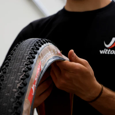Opona VITTORIA TERRENO XC RACE 29x2.4 Graphene/Silica Tubeless Ready Soft Beige - Image 3