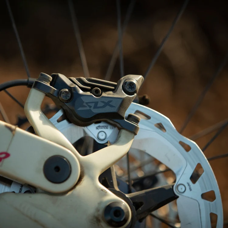 Para 4-tłoczkowych klocków hamulcowych SHIMANO SLX M7120 J-KIT Discless Ventilated Pads - Image 7