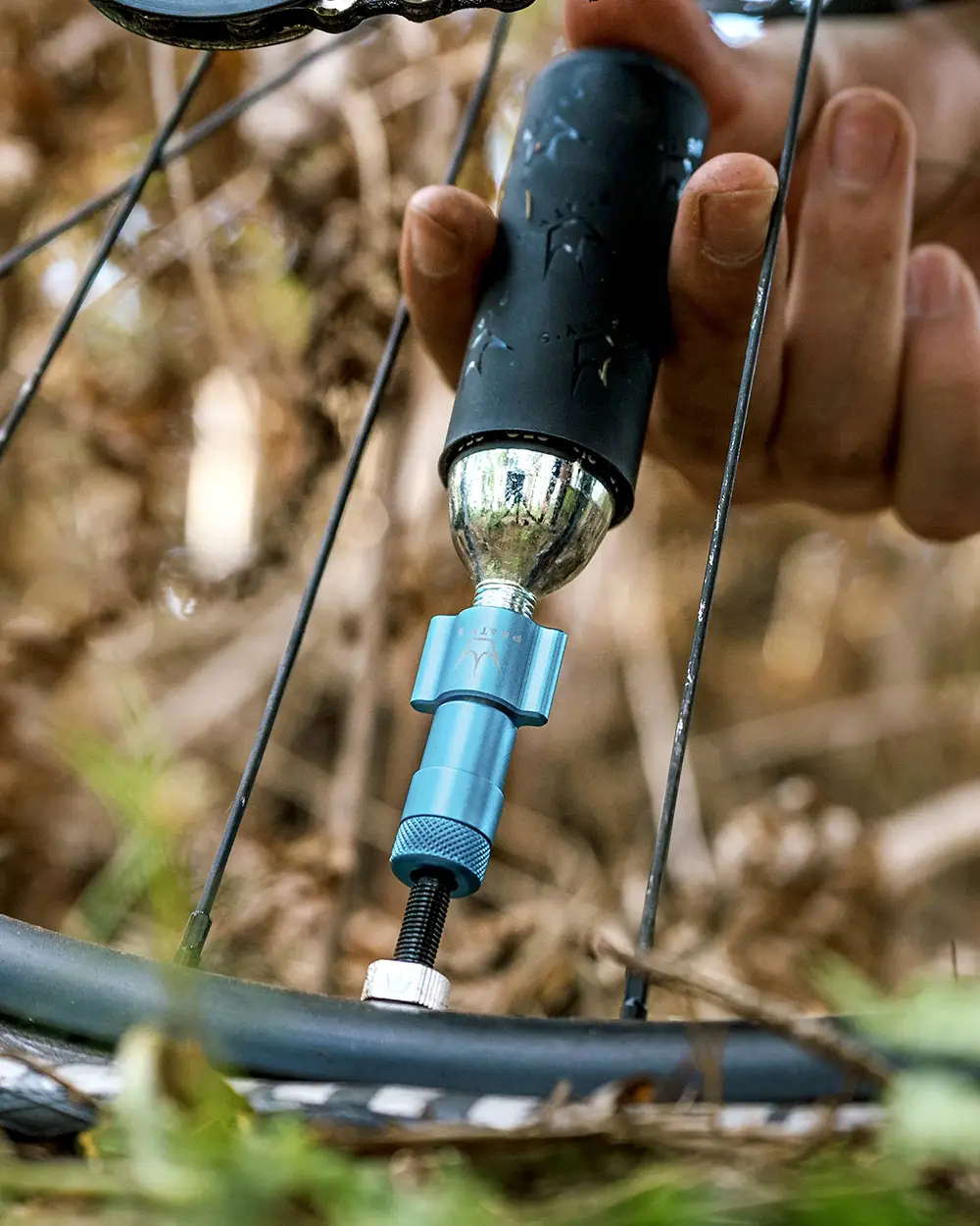 PEATY'S HOLESHOT ROAD/GRAVEL CO2 Percutor + 2 x 16g gwintowane naboje CO2 czarne - Image 2