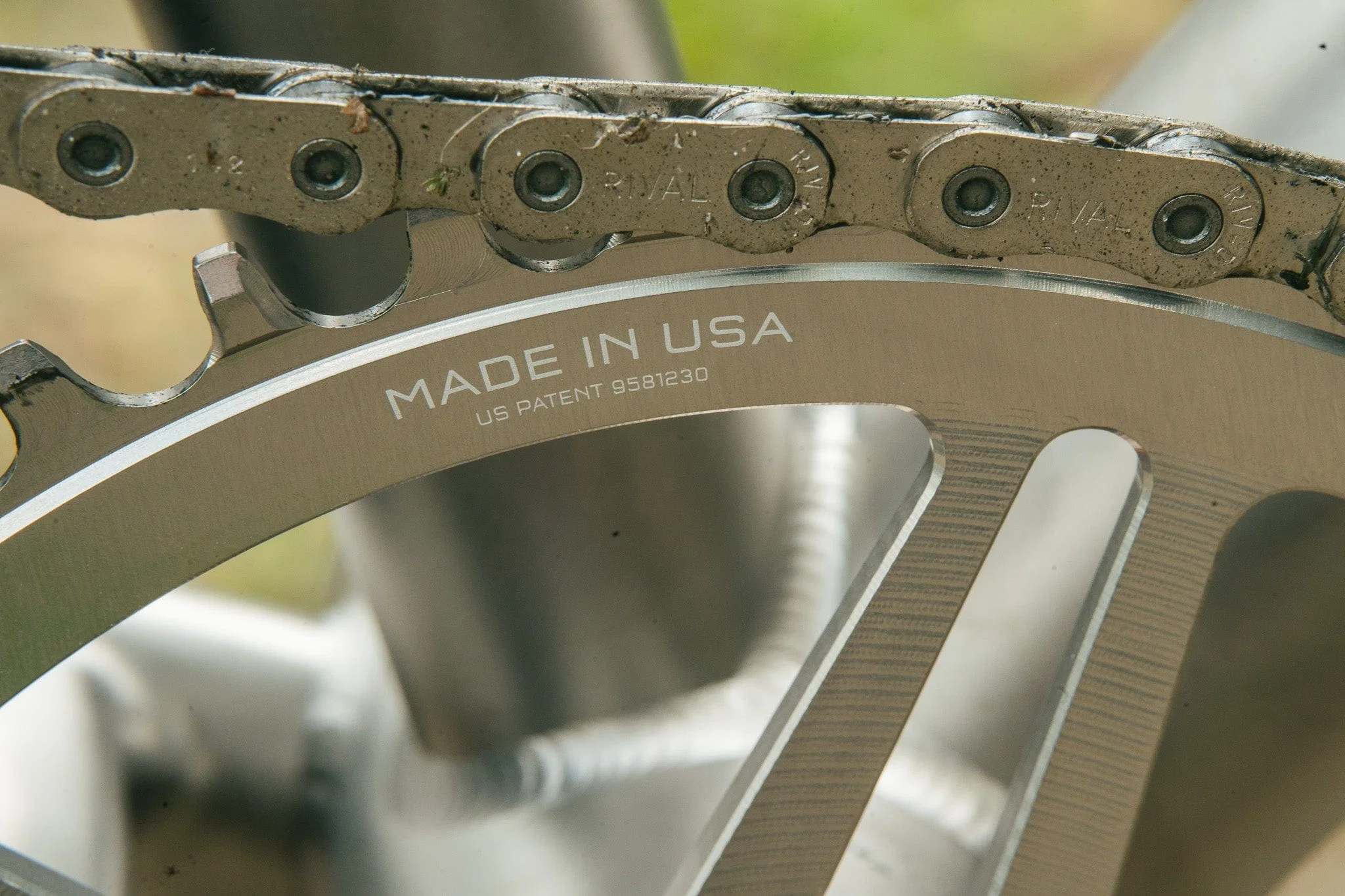 Tarcza WOLF TOOTH DROP-STOP B DM 8 Sram Eagle Boost Offset 0mm Raw Silver Mono Chainring - Image 2