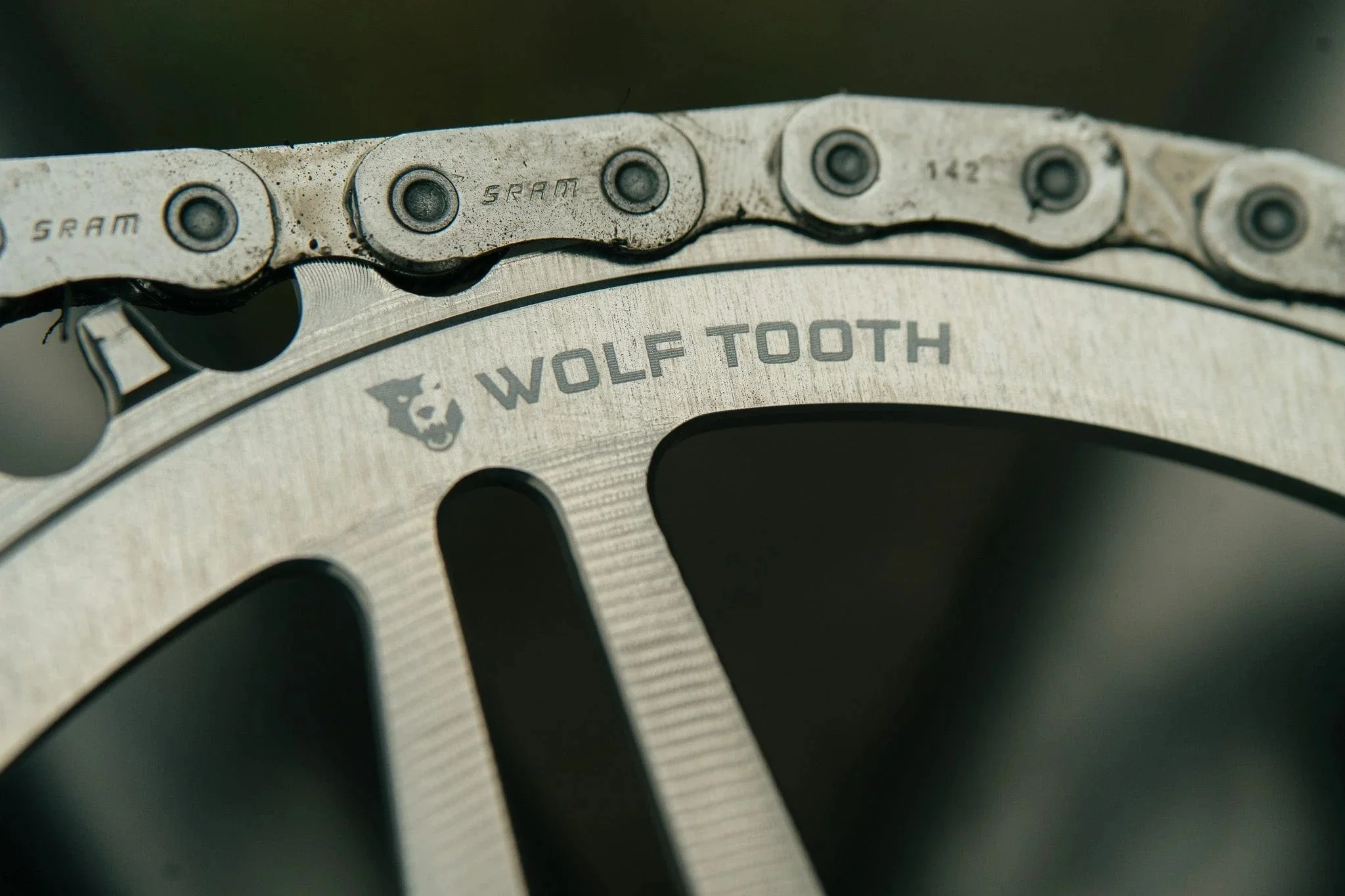 Tarcza WOLF TOOTH DROP-STOP B DM 8 Sram Eagle Boost Offset 0mm Raw Silver Mono Chainring - Image 3