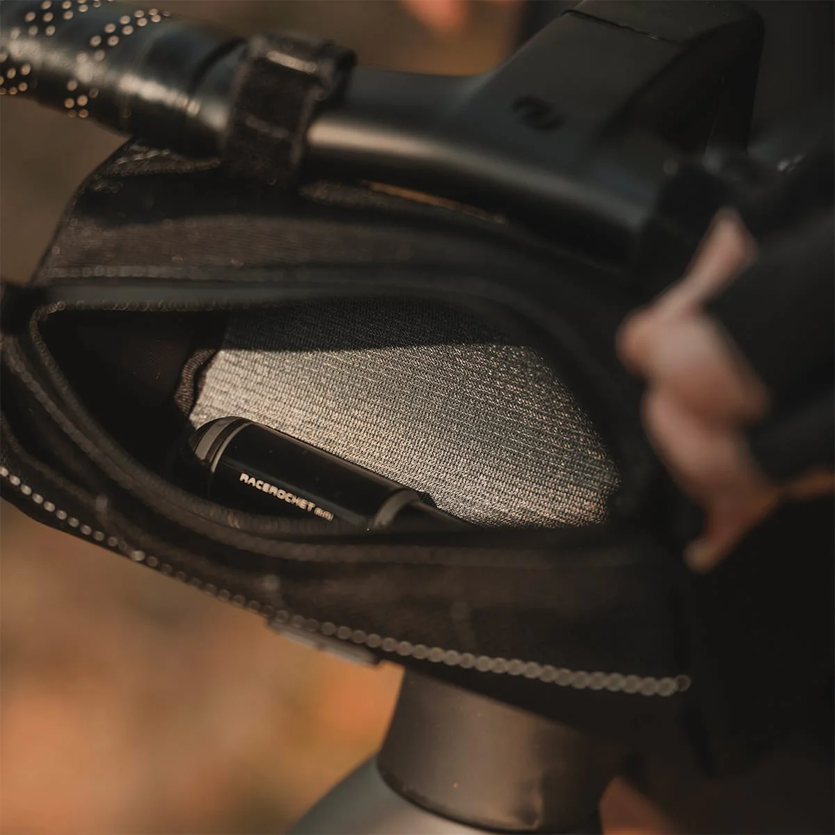 Torba na kierownicę TOPEAK TUBULAR BARBAG SLIM 1,5 L Czarna - Image 4