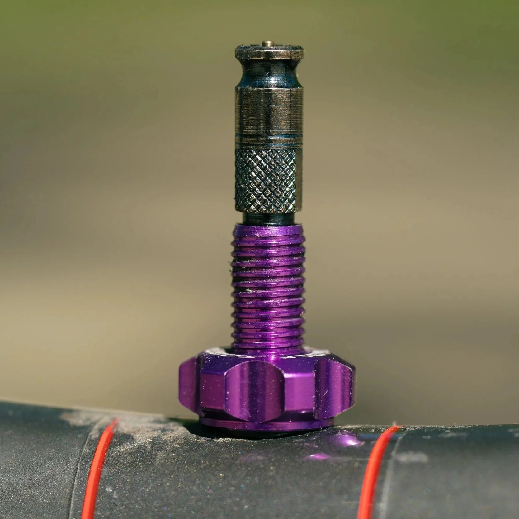 Zestaw 2 zaworów bezdętkowych WOLF TOOTH CLIK VALVE Ultraviolet Purple - Image 2