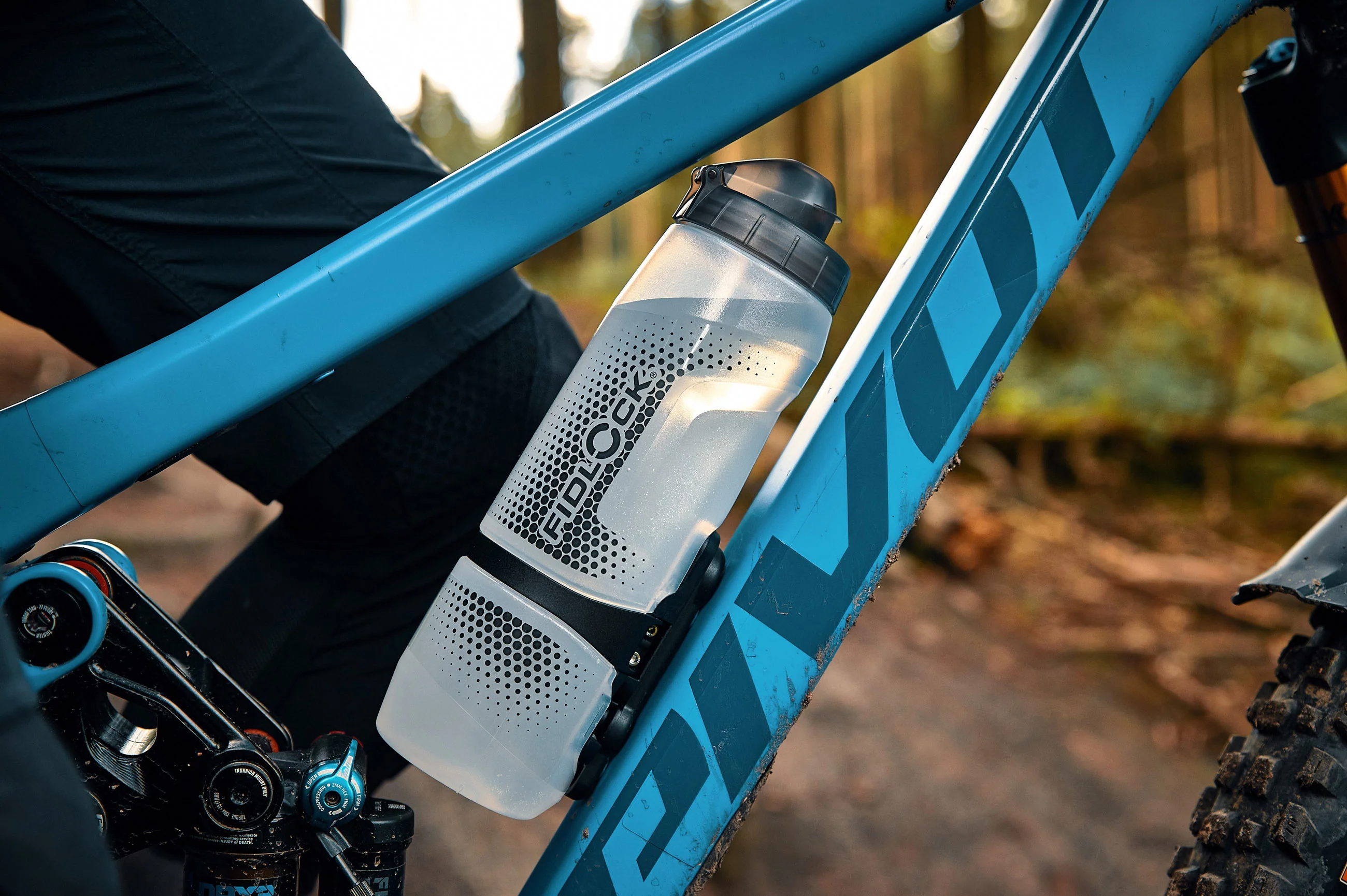 Zestaw bidon i koszyk na bidon FIDLOCK TWIST BIKE BASE 800 ml Przezroczysty - Image 2